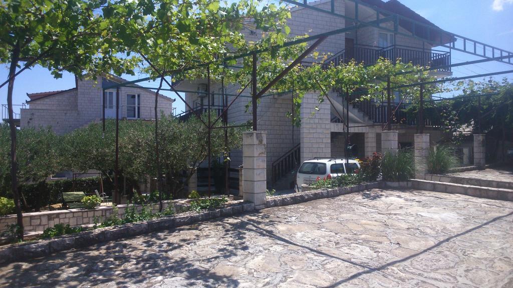 Apartments Plazibat Skrip Экстерьер фото